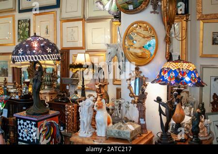 Second Hand Laden In Berlin Mitte Stockfotografie Alamy