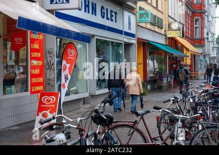 Fahrräder vor dem U-Bhf-Bahnhof Mehringdamm in Kreuzberg, Berlin, Deutschland. Der Mehringdamm ist eine Straße im südlichen Kreuzberg in Berlin. Im Nein Stockfoto