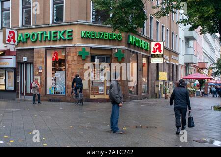 Apothekengeschäft in der Wrangelstraße im Bezirk Kreuzberg in Berlin Deutschland Stockfoto