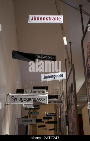 Ausstellung im Jüdischen Museum Judisches Museum in der Lindenstraße Straße Berlin Deutschland. Das Jüdische Museum Berlin (Judisches Museum Berlin) ist eines Stockfoto