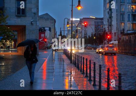 Abendfoto der Kreuzung Zimmerstraße und Friedrichstraße in Richtung Kochstraße. Berliner Gemany Stockfoto