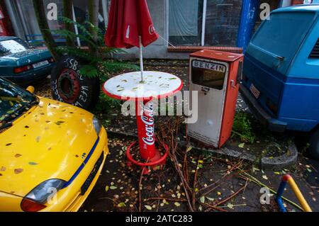 URBEX, verfallene, stillgelegten, alte Tankstelle Garage mit rostigen Benzin Pumpe, Kreuzberg, Berlin, Deutschland Stockfoto