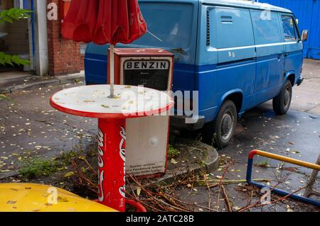 URBEX, verfallene, stillgelegten, alte Tankstelle Garage mit rostigen Benzin Pumpe, Kreuzberg, Berlin, Deutschland Stockfoto
