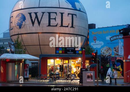 Der Heißluftballon fliegt in den Himmel der Berliner Stadt. Hiflyer (Highflyer) Air Service betreibt die Weltballonwerbung Berlin mit der Welt. Berlin Germ Stockfoto