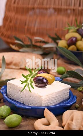 Griechische Fetakäse und Oliven verschiedener Sorten. Traditionelles Brot und Krokodile auf Holzgrund. Kopierbereich Stockfoto