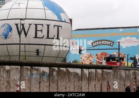 Der Heißluftballon fliegt in den Himmel der Berliner Stadt. Hiflyer (Highflyer) Air Service betreibt die Weltballonwerbung Berlin mit der Welt. Berlin Germ Stockfoto