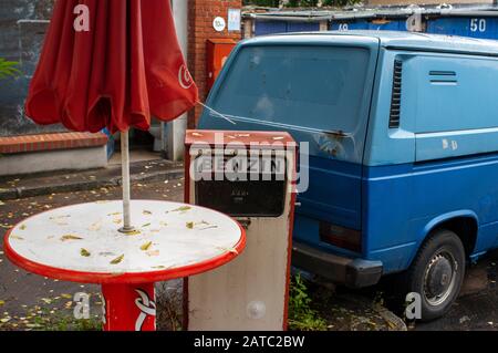URBEX, verfallene, stillgelegten, alte Tankstelle Garage mit rostigen Benzin Pumpe, Kreuzberg, Berlin, Deutschland Stockfoto