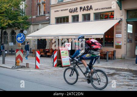 Que pasa, Gäste sitzen im spanischen Bar-Restaurant Yosoy in Mitte Berlin Deutschland Stockfoto