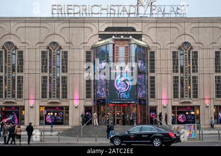 Berliner Friedrichstadt Palast Exterieur - großes Theater zeigt Kinderschauen, Gastspiele, Festivalgalas, Comedy & Film Berlin Deutschland Stockfoto