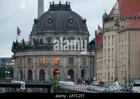 Schöner Blick auf das historische Bode-Museum Berliner Museumsinsel und Spree im Zwielicht während der blauen Stunde in der Dämmerung, Berlin Deutschland Stockfoto