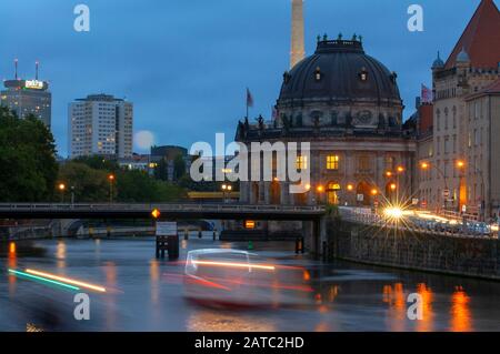 Schöner Blick auf das historische Bode-Museum Berliner Museumsinsel und Spree im Zwielicht während der blauen Stunde in der Dämmerung, Berlin Deutschland Stockfoto