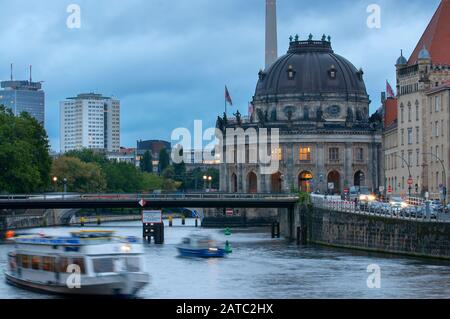 Schöner Blick auf das historische Bode-Museum Berliner Museumsinsel und Spree im Zwielicht während der blauen Stunde in der Dämmerung, Berlin Deutschland Stockfoto