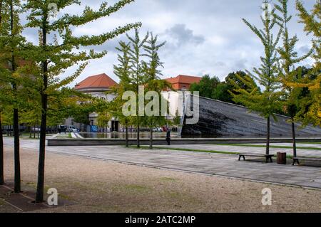 Berliner Mauer Denkmal im Invalidenpark Mauerbrunnen Sinkende Mauer Untergangs Mauer von Christophe Girot, Berlin, Deutschland Stockfoto