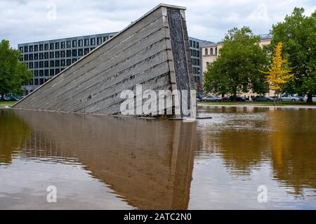 Berliner Mauer Denkmal im Invalidenpark Mauerbrunnen Sinkende Mauer Untergangs Mauer von Christophe Girot, Berlin, Deutschland Stockfoto