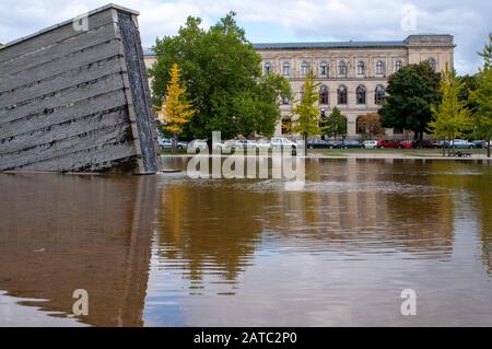 Berliner Mauer Denkmal im Invalidenpark Mauerbrunnen Sinkende Mauer Untergangs Mauer von Christophe Girot, Berlin, Deutschland Stockfoto