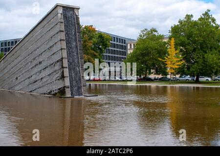 Berliner Mauer Denkmal im Invalidenpark Mauerbrunnen Sinkende Mauer Untergangs Mauer von Christophe Girot, Berlin, Deutschland Stockfoto