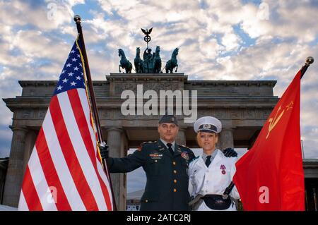 Akteure gekleidet in amerikanischen und deutschen militärischen einheitliche posieren für Touristen vor dem Brandenburger Tor, Berlin, Deutschland. Stockfoto