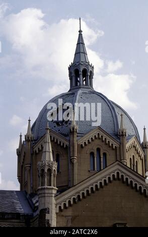 17. August 1993 Während der Belagerung von Sarajevo: Ein Schalenloch wurde grob auf die Kuppel der Akademie Der Bildenden Künste (früher Evangelistikkirche) gepatcht. Stockfoto