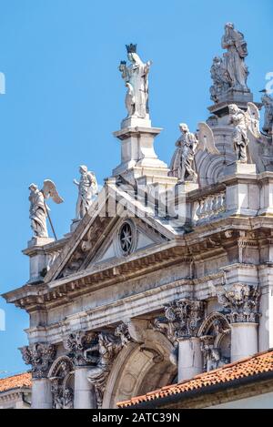 Basilika Santa Maria della Salute in Venedig, Italien. Die Details der Fassade mit Statuen. Die berühmte Salute-Kirche ist eines der wichtigsten Wahrzeichen von Stockfoto