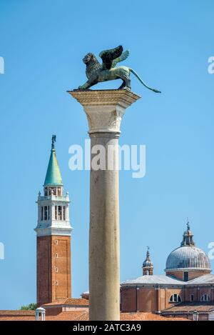 Die berühmte alte geflügelte Löwenskulptur auf dem Piazza San Marco in Venedig, Italien. Der Löwe ist ein Symbol Venedigs. Stockfoto