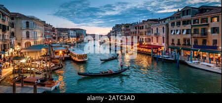 Panorama von Venedig bei Nacht, Italien. Wunderschönes Stadtbild Venedigs am Abend. Panoramaaussicht auf den Canal Grande in der Abenddämmerung. Es ist eines der wichtigsten Reiseunternehmen Stockfoto