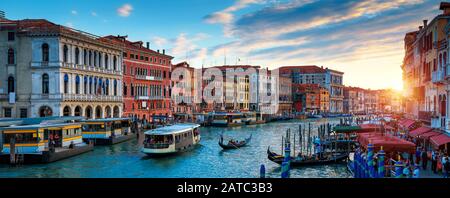 Panorama von Venedig bei Sonnenuntergang, Italien. Panoramaaussicht auf den Canal Grande in der Dämmerung. Es ist eine der beliebtesten Touristenattraktionen Venedigs. Schönes Stadtbild Venedigs a Stockfoto