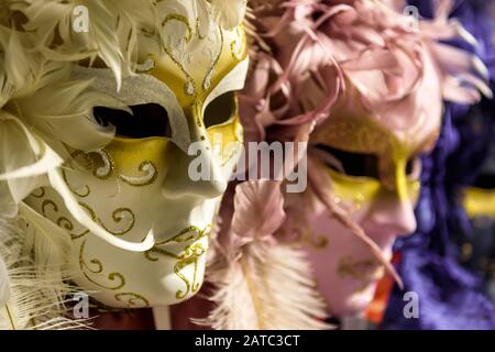 Traditionelle venezianische Masken in Venedig, Italien. Venetian Carnival ist ein jährliches Kostümfest, das viele Touristen anzieht. Stockfoto