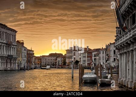 Venedig bei Sonnenuntergang, Italien. Schöner Blick auf den Canal Grande in der Dämmerung. Venedig Stadtbild am Abend goldenes Licht. Blick auf die Küste Venedigs in der Abenddämmerung. Sei Stockfoto