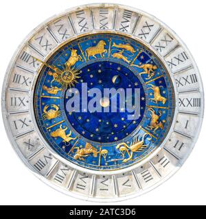 Turmuhr Torre dell'Orologio isoliert auf weiß, Venedig, Italien. Mittelaltermechanismus mit Zodiakrad und Schildern. Alte goldene Symbole der Astrologie auf Stockfoto