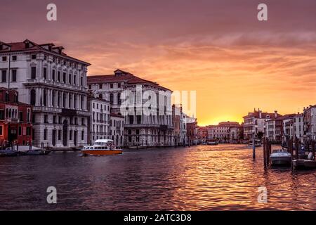 Venedig bei Sonnenuntergang, Italien. Panorama auf den Canal Grande am Abend. Urbane Landschaft Venedigs in Sonnenschein. Schöner sonniger Blick auf die Stadt Venedig in der Abenddämmerung. Stockfoto