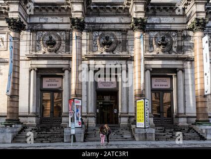 Brüsseler Altstadt, Region Brüssel-Hauptstadt / Belgien - 12 20 2019: Touristen am Eingang des Königlichen Museums der schönen Künste von Belgien Stockfoto