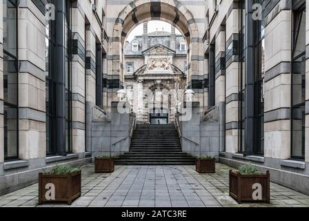 Brüsseler Altstadt, Brüssel12 20 2019: Fußgängerstraße und Treppe namens Vierheemskinderenstraat - Rue des Quatre Fils Aymon Stockfoto