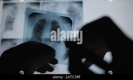 Professionelles medizinisches Team, das die Radiographie eines Patienten untersucht, medizinisches Konzept. Stockfoto