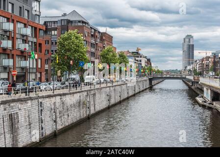 Brüsseler Altstadt / Belgien - 06 07 2019: Blick über den Brüsseler Charleroi-Kanal mit Molenbeek-Wohnwohnungen am linken Ufer Stockfoto