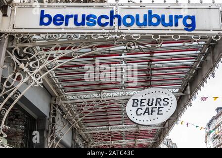 Brüsseler Altstadt / Belgien - 06 25 2019: Metall-Kunstdeco-Schuppen des Theaters Beursschouwburg und seines Beurs Cafés Stockfoto