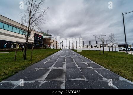 Schaerbeek, Brüssel / Belgien - 03 15 2019: Das docks Bruxsel-Einkaufszentrum an einem regnerischen Tag Stockfoto