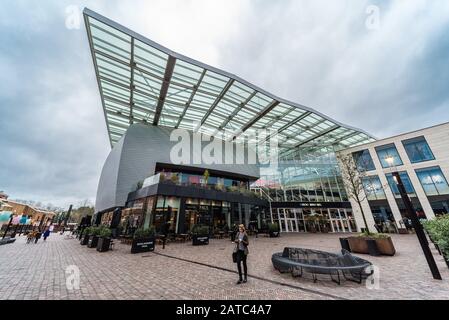 Schaerbeek, Brüssel / Belgien - 03 15 2019: Innenhof und Glasüberhang des docks Bruxsel Einkaufszentrum an einem regnerischen Tag Stockfoto