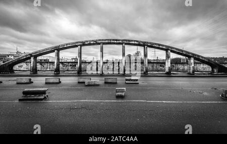 Schaerbeek, Brüssel / Belgien - 03 15 2019: Die baufällige Albert-Brücke mit dunklem Regenhimmel in Schwarz-Weiß Stockfoto