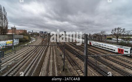 Schaerbeek, Brüssel / Belgien - 03 15 2019: Der Bahnstandort Schaerbeek Infrabel der belgischen Eisenbahngesellschaft NMBS SNCB Stockfoto