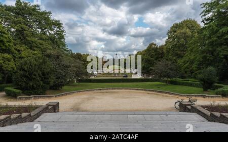 Vorst Forest, Region Brüssel-Hauptstadt / Belgien - 09 07 2019: Panoramablick vom Duden-Stadtpark über den Brunnen und den Süden Brüssels mit Stockfoto