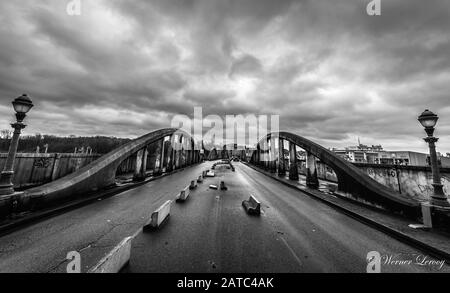 Schaerbeek, Brüssel / Belgien - 03 15 2019: Die baufällige Albert-Brücke mit dunklem Regenhimmel in Schwarz-Weiß Stockfoto