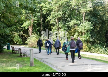 Saint-Gilles, Region Brüssel-Hauptstadt / Belgien - 09 07. 2019: Der Stadtpark Duden mit einer kleinen Gruppe von Fußgängern nach einem ortskundigen Fremdenführer Stockfoto