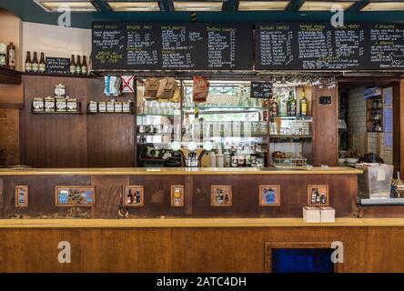 Saint Gilles, Brüssel / Belgien - 07 08 2019: Klassisches Art Deco Design der Traditionellen Brasserie Verschueren Stockfoto