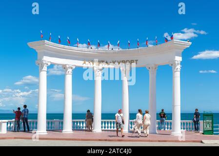 Aluschta, KRIM - 15. MAI 2016: Die Menschen besuchen das Rotunde 'Aluschta Resort' am Strand auf der Krim, Russland. Malerische Aussicht auf die Küste des Schwarzen Meeres von C. Stockfoto