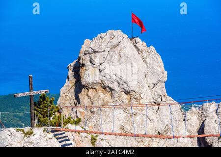 Felsen auf dem Berg Ai-Petri mit einer Seilbrücke, Krim, Russland. Es ist eines der höchsten Berge der Krim und Touristenattraktion. "Speichern und Schützen" Stockfoto