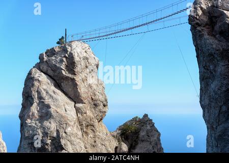 Die Seilbrücke auf dem Berg Ai-Petri. Ai-Petri ist eines der höchsten Berge der Krim und Touristenattraktion. Stockfoto