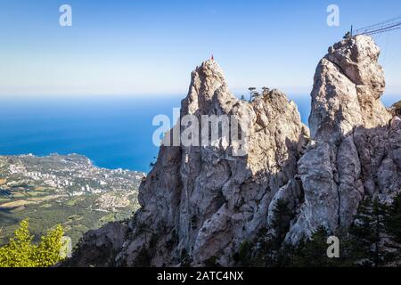 Der Felsen auf dem Berg Ai-Petri über der Küstenstadt auf der Krim, Russland. Ai-Petri ist eines der höchsten Berge der Krim und Touristenattraktion. Stockfoto