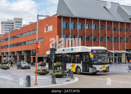 Leuven, Flanders/Belgien - 06 16 2019: Blick auf die Stadt auf den Martelarenplein-Platz und den Bondgenotenlaan am Bahnhof Stockfoto