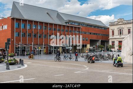 Leuven, Flanders/Belgien - 06 16 2019: Körperlich behinderte Menschen fahren mit einem elektrischen mobilen Roller in Richtung der Eisenbahnstation Stockfoto