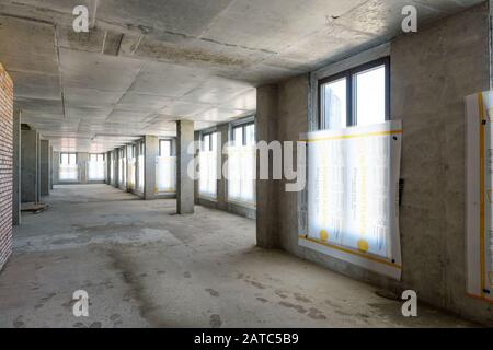 Moskau - 10. August 2017: Innerhalb des Bauwerks mit Betonwänden, Decke und Boden. Panoramablick auf den Korridor der Baustelle Stockfoto